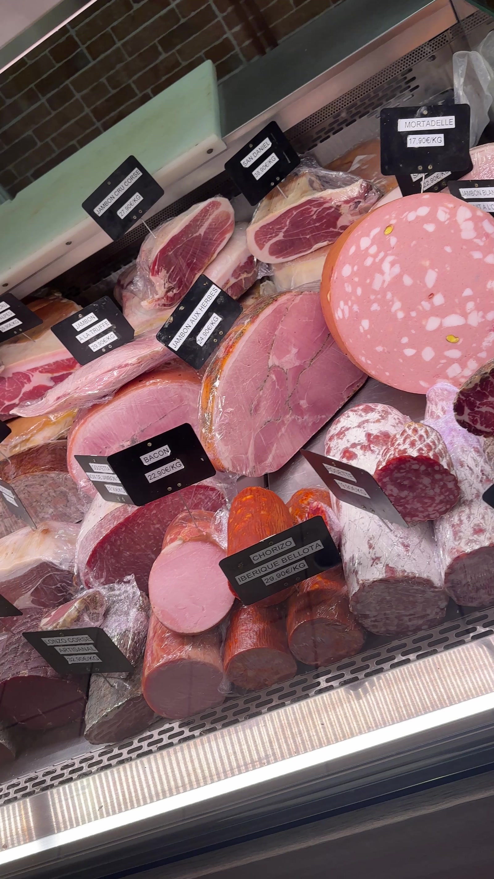 Notre rayon charcuterie : jambons, saucissons, mortadelle, chorizo