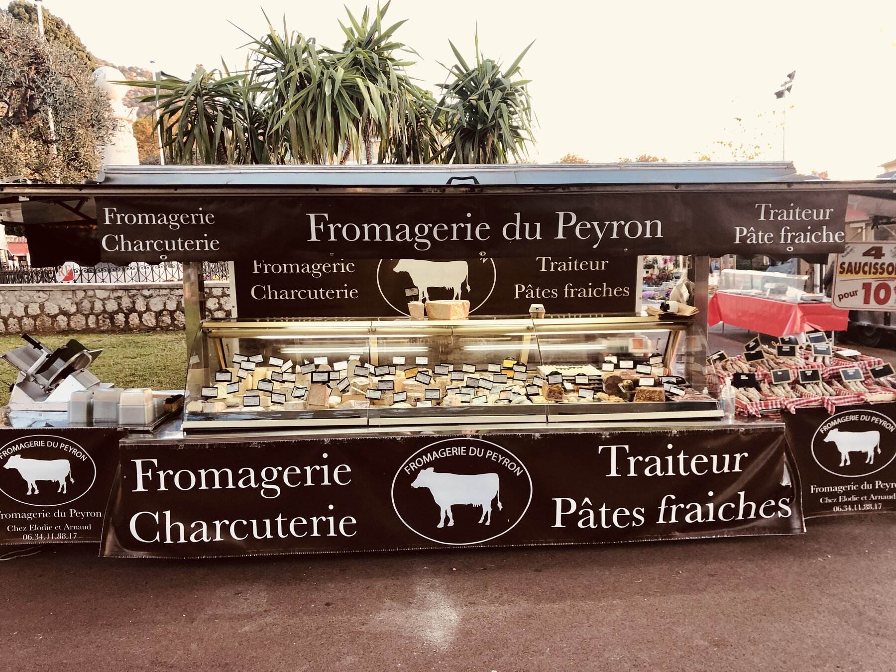 Notre stand Fromagerie du Peyron sur les marchés — fromages, charcuterie, traiteur & pâtes fraîches
