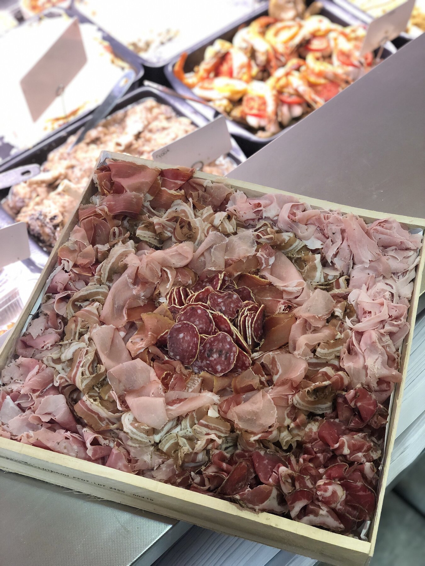 Plateau de charcuterie dressé